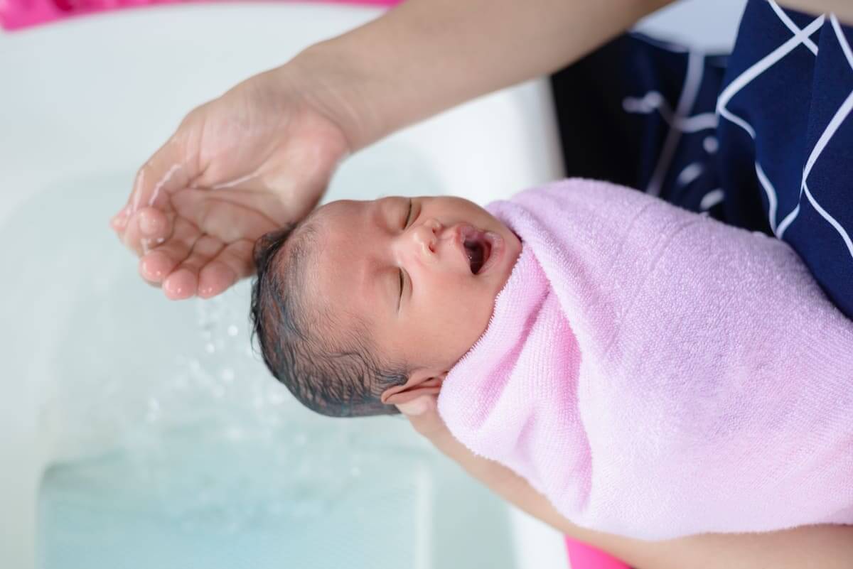 Trẻ sơ sinh sổ mũi có nên tắm không Trẻ sơ sinh sổ mũi có nên tắm không