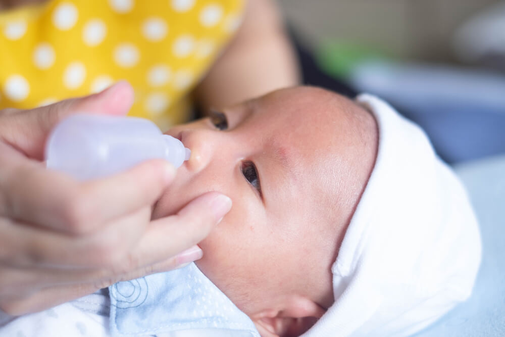 làm gì khi trẻ sơ sinh thở khò khè