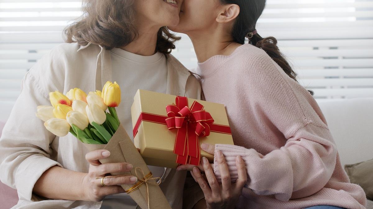 Bày tỏ tình cảm với cha mẹ mỗi ngày Bày tỏ tình cảm với cha mẹ mỗi ngày