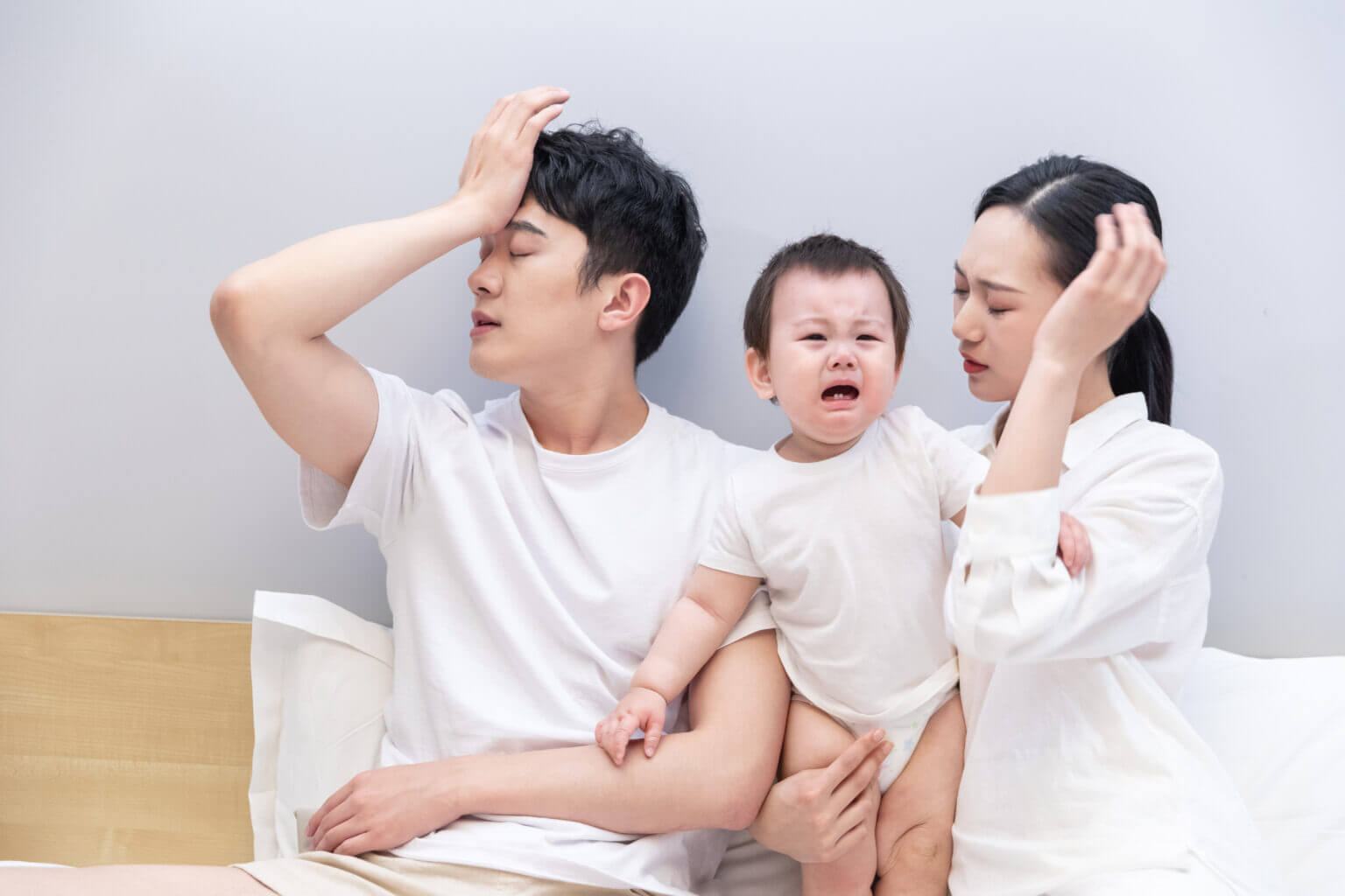 bé thức khuya không chịu ngủ bé thức khuya không chịu ngủ