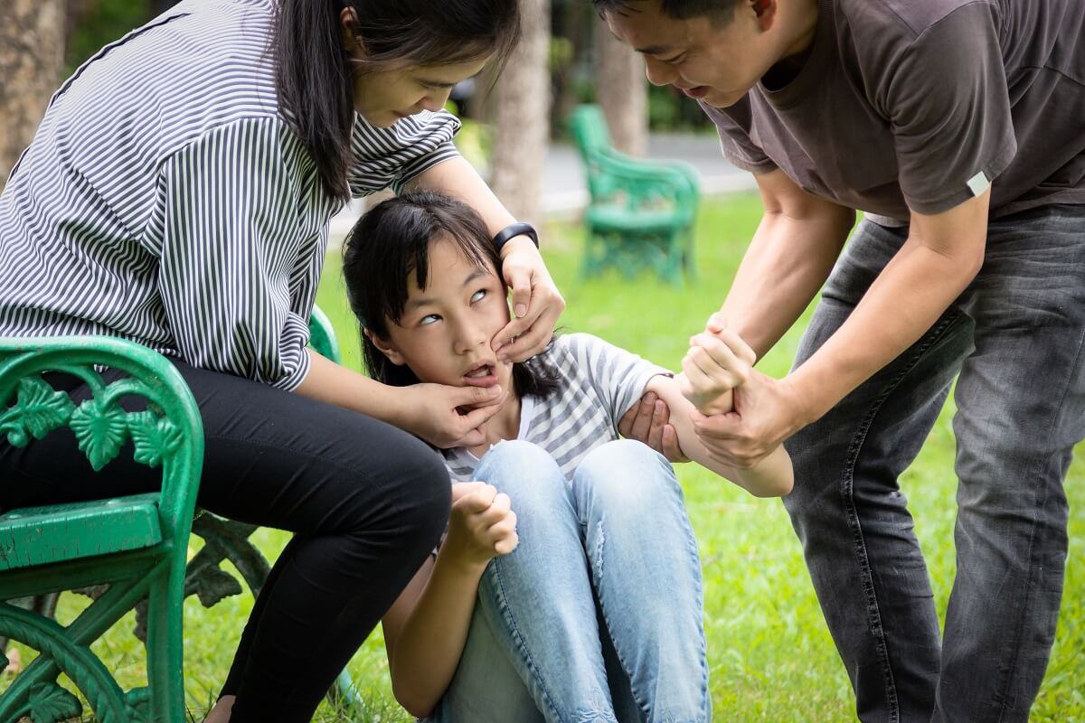 nên làm gì khi con lên cơn động kinh nên làm gì khi con lên cơn động kinh