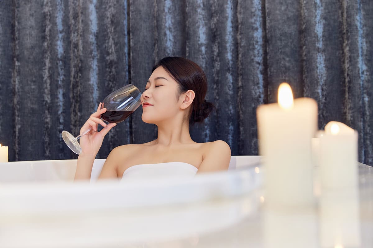 hẹn hò uống rượu tại nhà