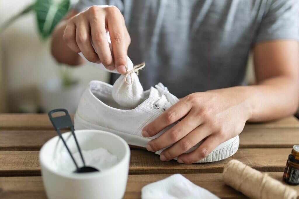 cách khử mùi hôi giày