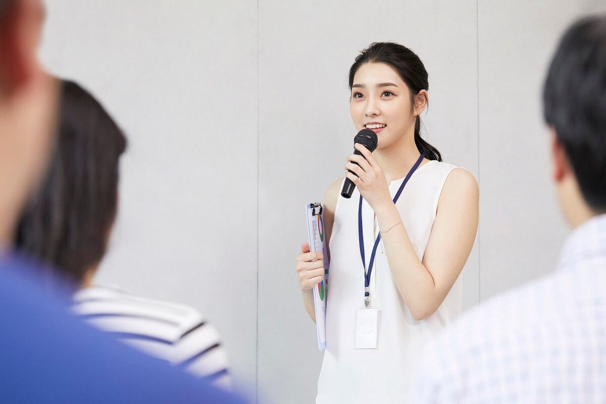 Phụ nữ hạnh phúc nói lên suy nghĩ của bản thân Phụ nữ hạnh phúc nói lên suy nghĩ của bản thân