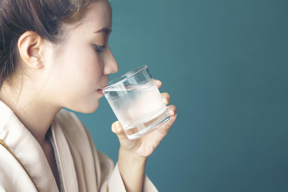 Sau sinh uống nước đá được không Sau sinh uống nước đá được không