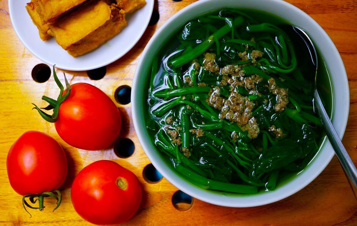 Canh rau muống thực đơn hàng ngày tiết kiệm cho gia đình