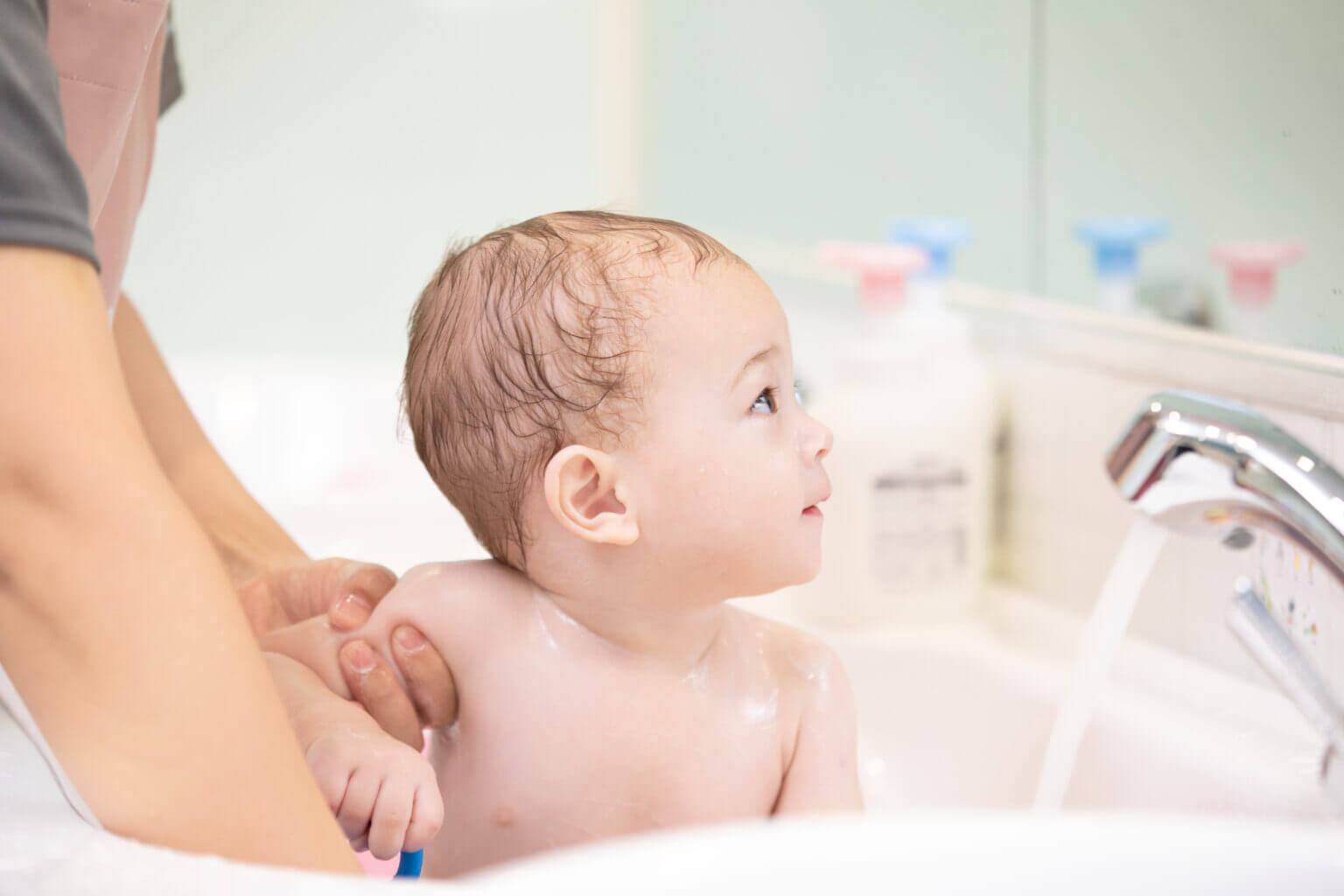 Làm gì khi trẻ bị hăm cổ Làm gì khi trẻ bị hăm cổ