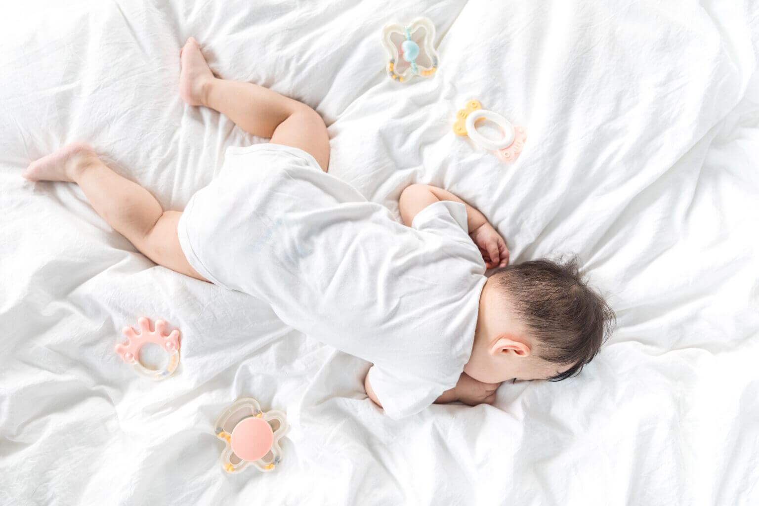 trẻ hay giật mình khi ngủ có nguy hiểm không trẻ hay giật mình khi ngủ có nguy hiểm không