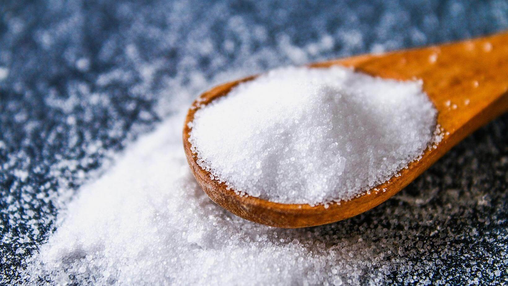 Súc miệng nước muối Cách chữa đau răng cho bà bầu