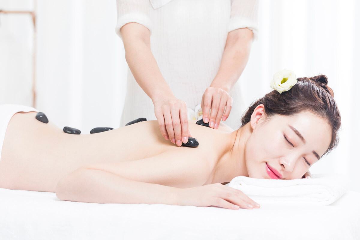 Massage thư giãn bằng đá nóng Massage thư giãn bằng đá nóng