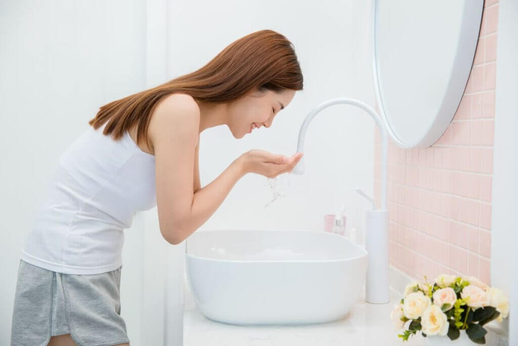 rửa mặt bằng nước lạnh hay nước ấm
