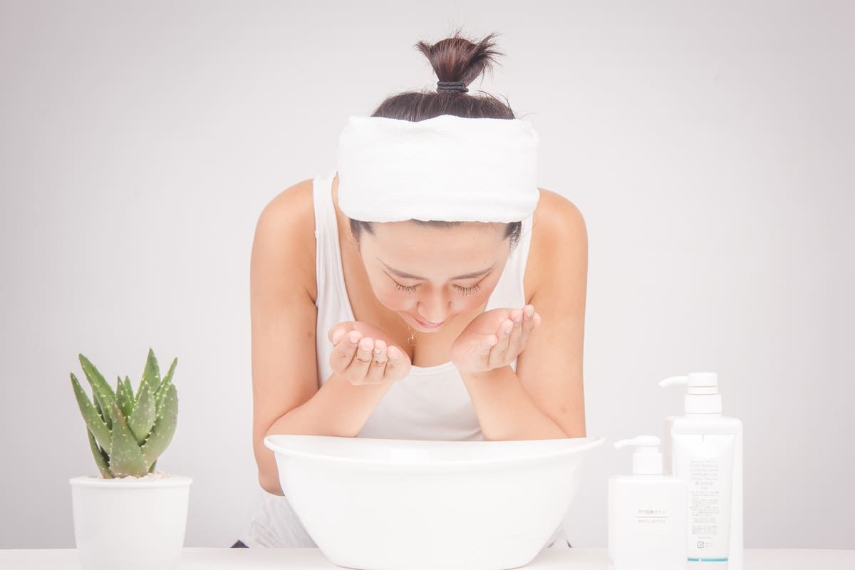 rửa mặt bằng nước lạnh rửa mặt bằng nước lạnh