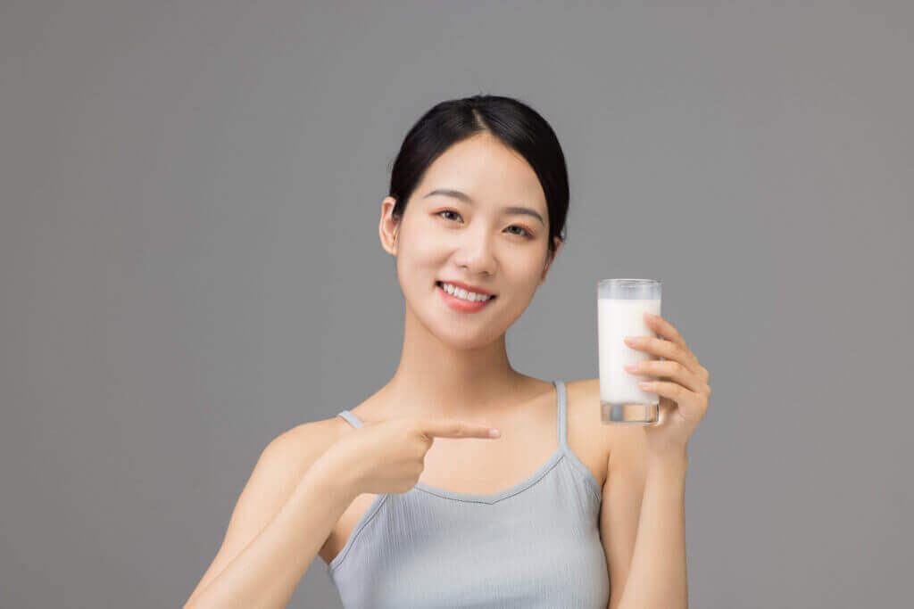 uống sữa tươi sau sinh