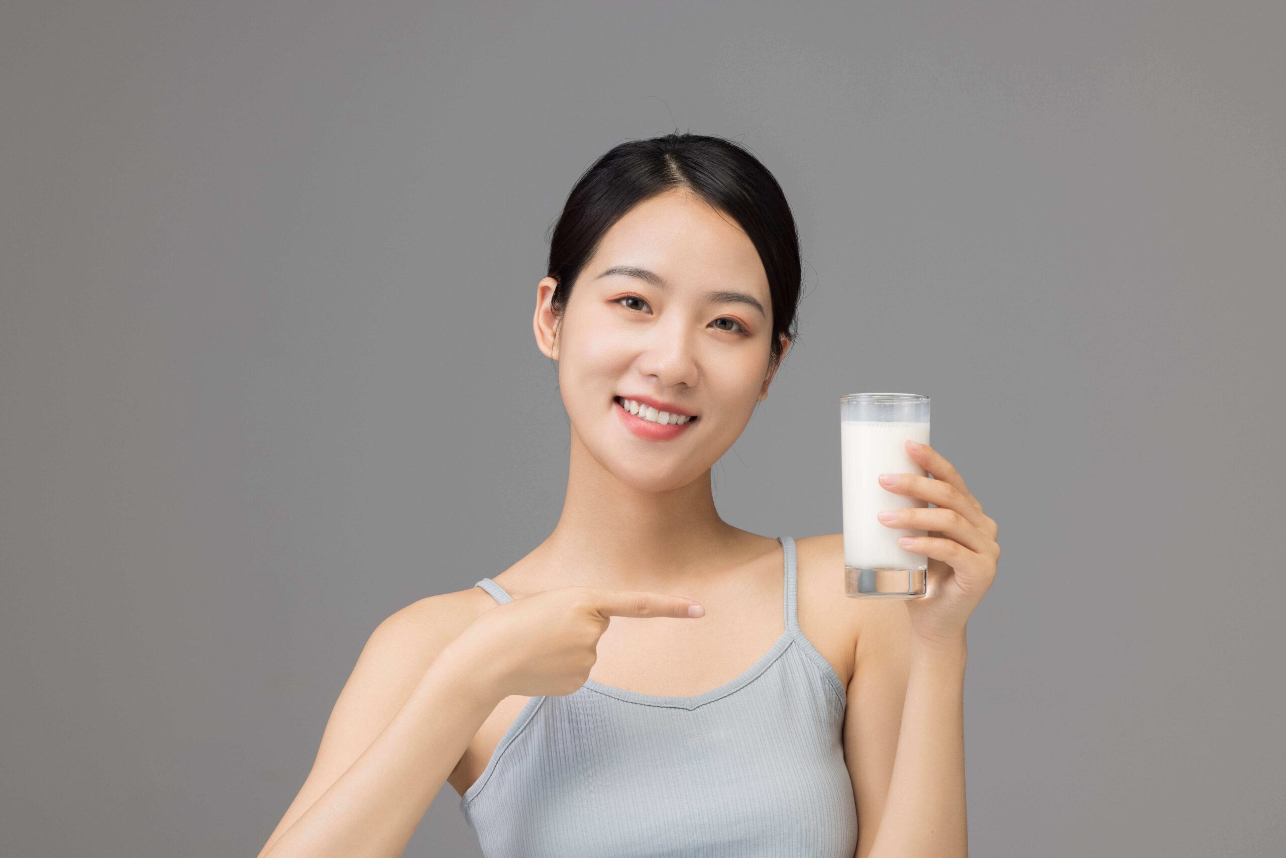uống sữa tươi sau sinh