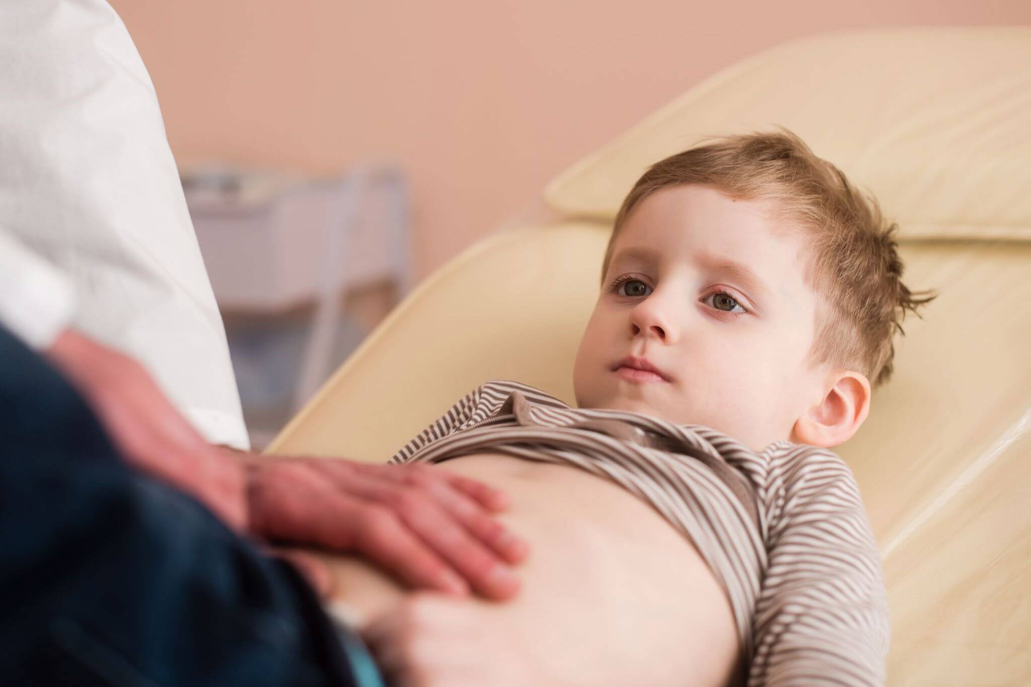 Cần làm gì nếu trẻ đi ngoài ra máu Cần làm gì nếu trẻ đi ngoài ra máu