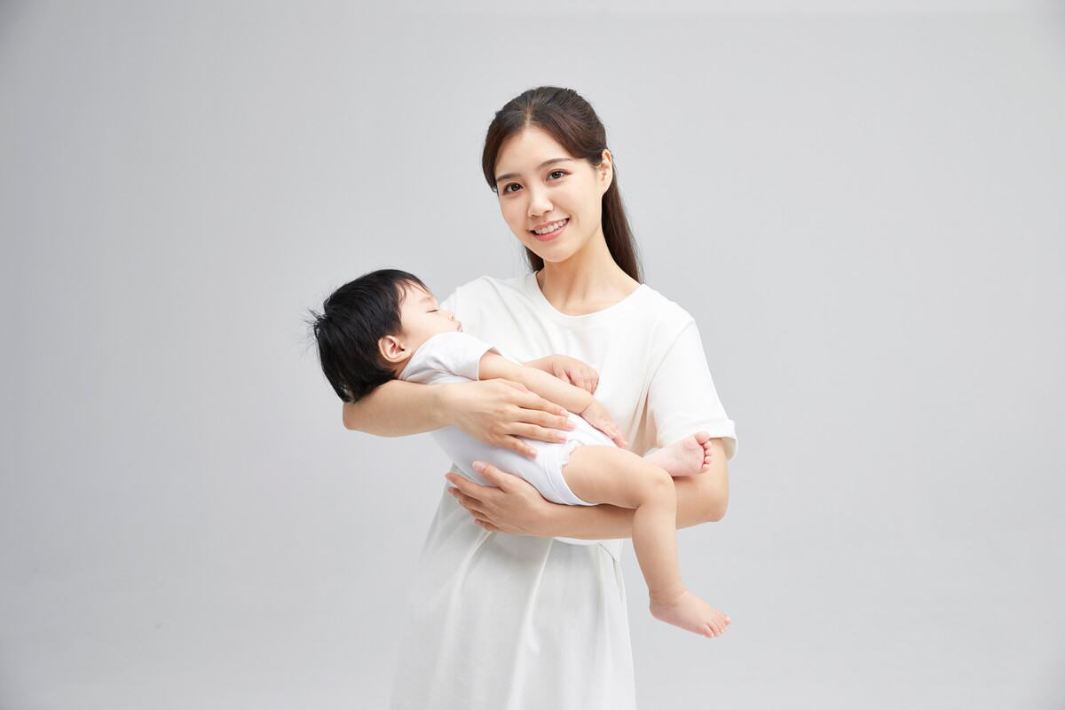 Cách bế không làm tổn thương cổ bé Cách bế không làm tổn thương cổ bé