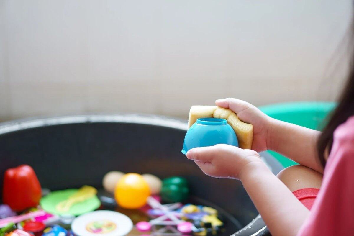 Cách vệ sinh đồ chơi cho bé Cách vệ sinh đồ chơi cho bé