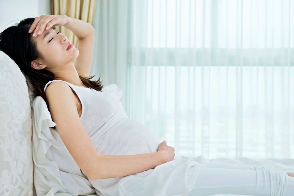 bà bầu bị hoa mắt chóng mặt toát mồ hôi phải làm sao