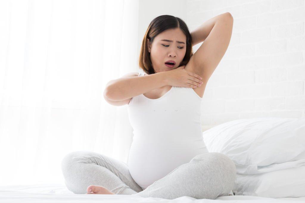 bầu bị thâm nách phải làm sao