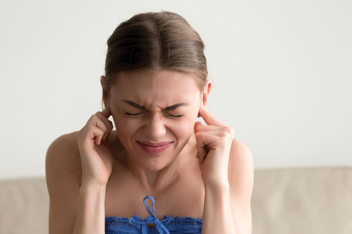 Bị ù tai phải làm sao Bị ù tai phải làm sao