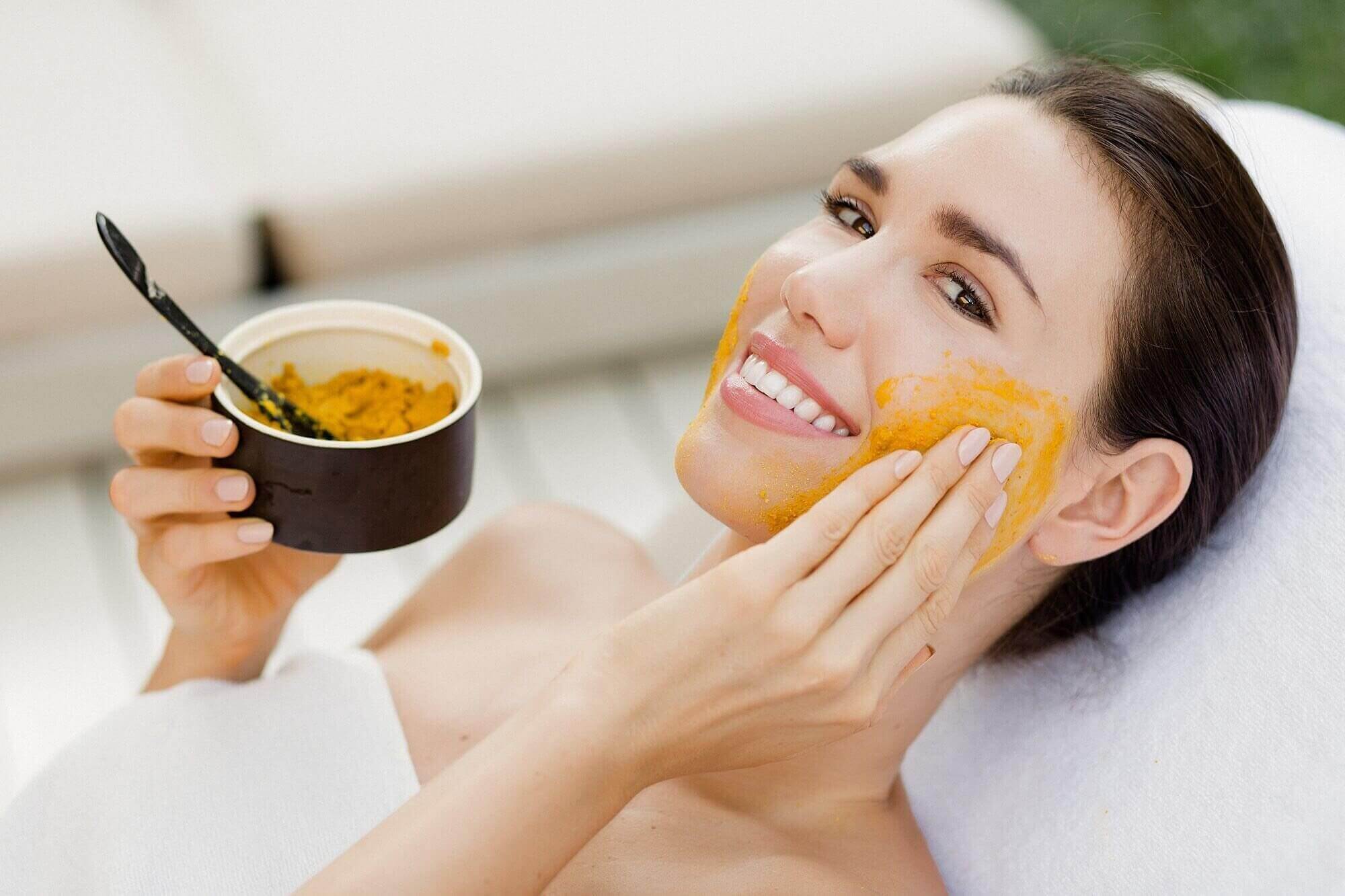 mặt nạ trị nám từ tinh bột nghệ