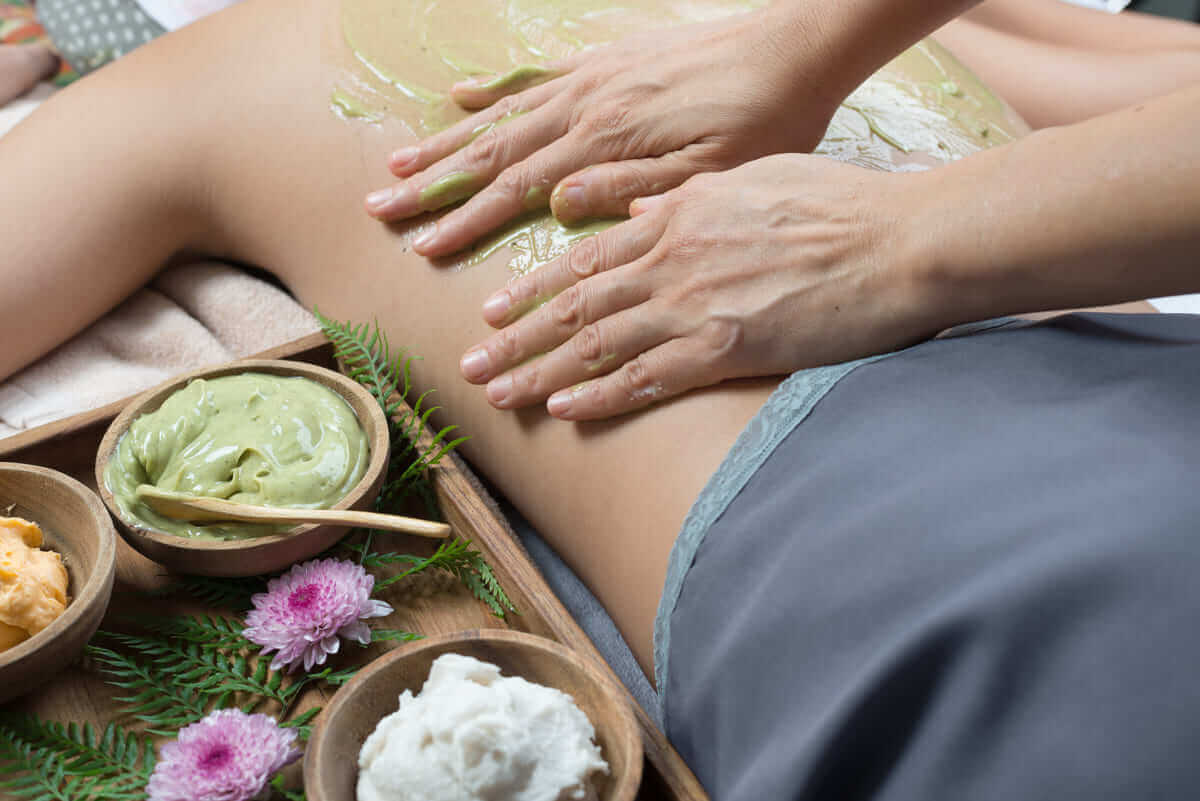 Tẩy tế bào chết cho body tại nhà bằng trà xanh