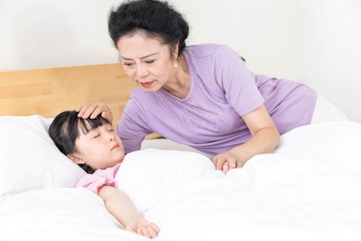 bà chăm sóc cháu bị bệnh bà chăm sóc cháu bị bệnh