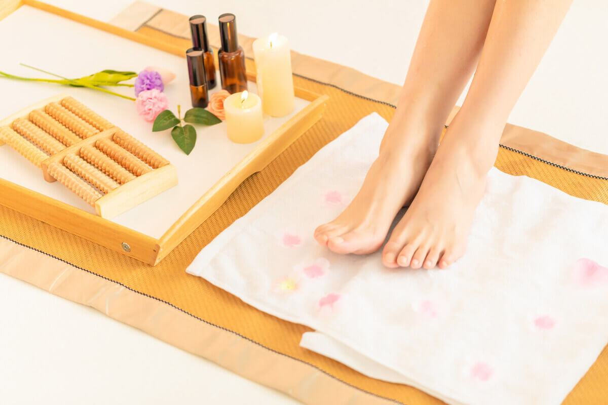 cải thiện gót chân bị khô nứt nẻ 