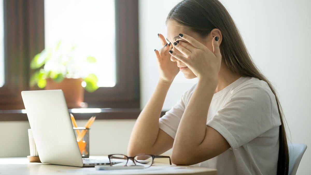 Mới đeo kính cận bị nhức mắt Mới đeo kính cận bị nhức mắt
