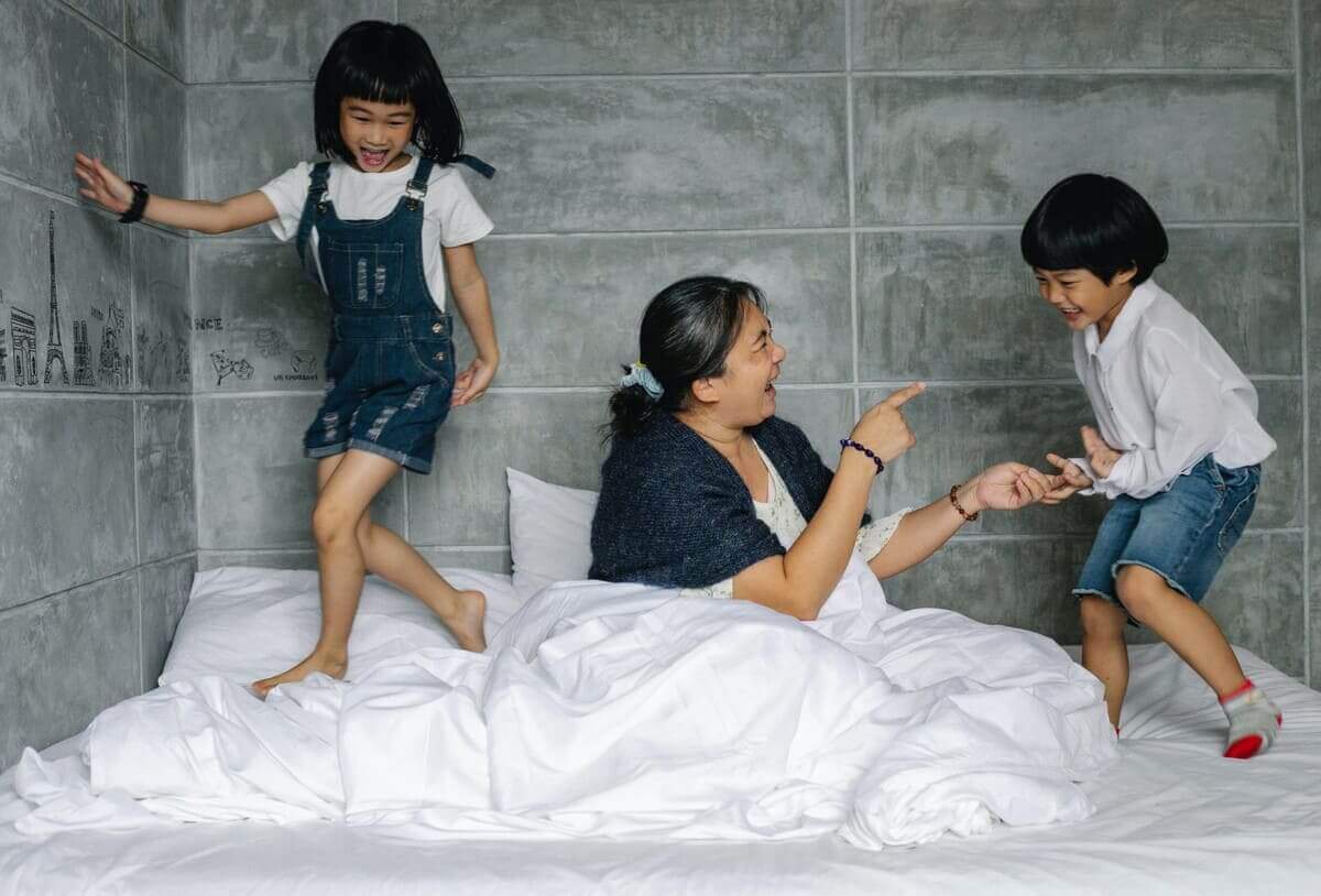 Cháu chơi cùng bà Cháu chơi cùng bà