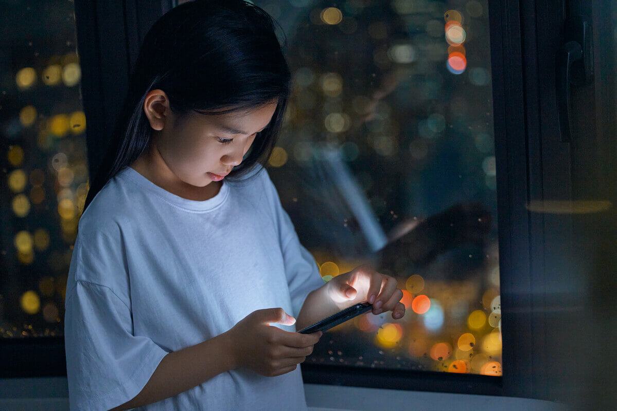 Tẻ em nghiện smartphone
