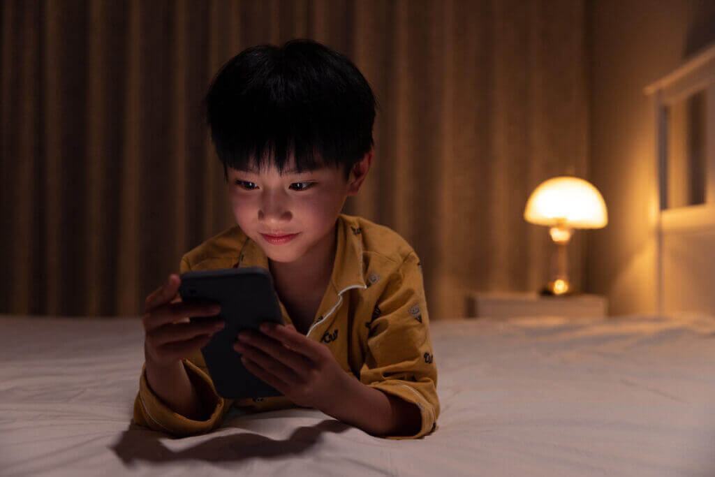 trẻ em nghiện điện thoại