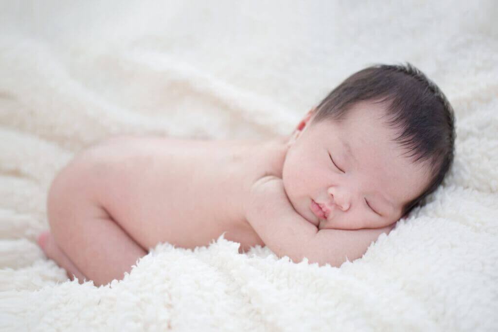 nguyên nhân trẻ sơ sinh ra mồ hôi tay chân