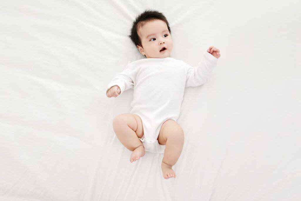 bé 4 tháng chưa biết lật