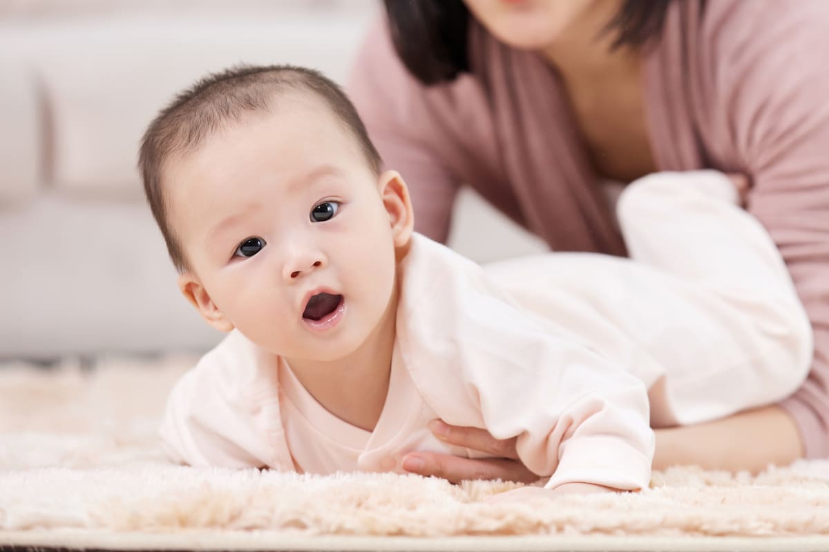 bé 4 tháng chưa biết lật bé 4 tháng chưa biết lật