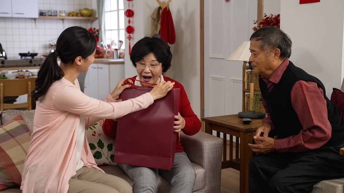tặng quà cho mẹ chồng