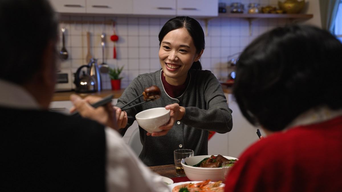 cách lấy lòng mẹ chồng khó tính