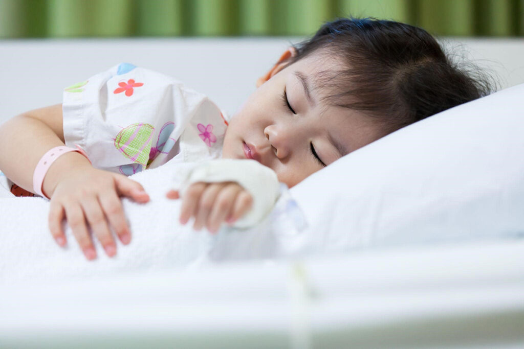 chăm sóc trẻ sau khi cắt amidan