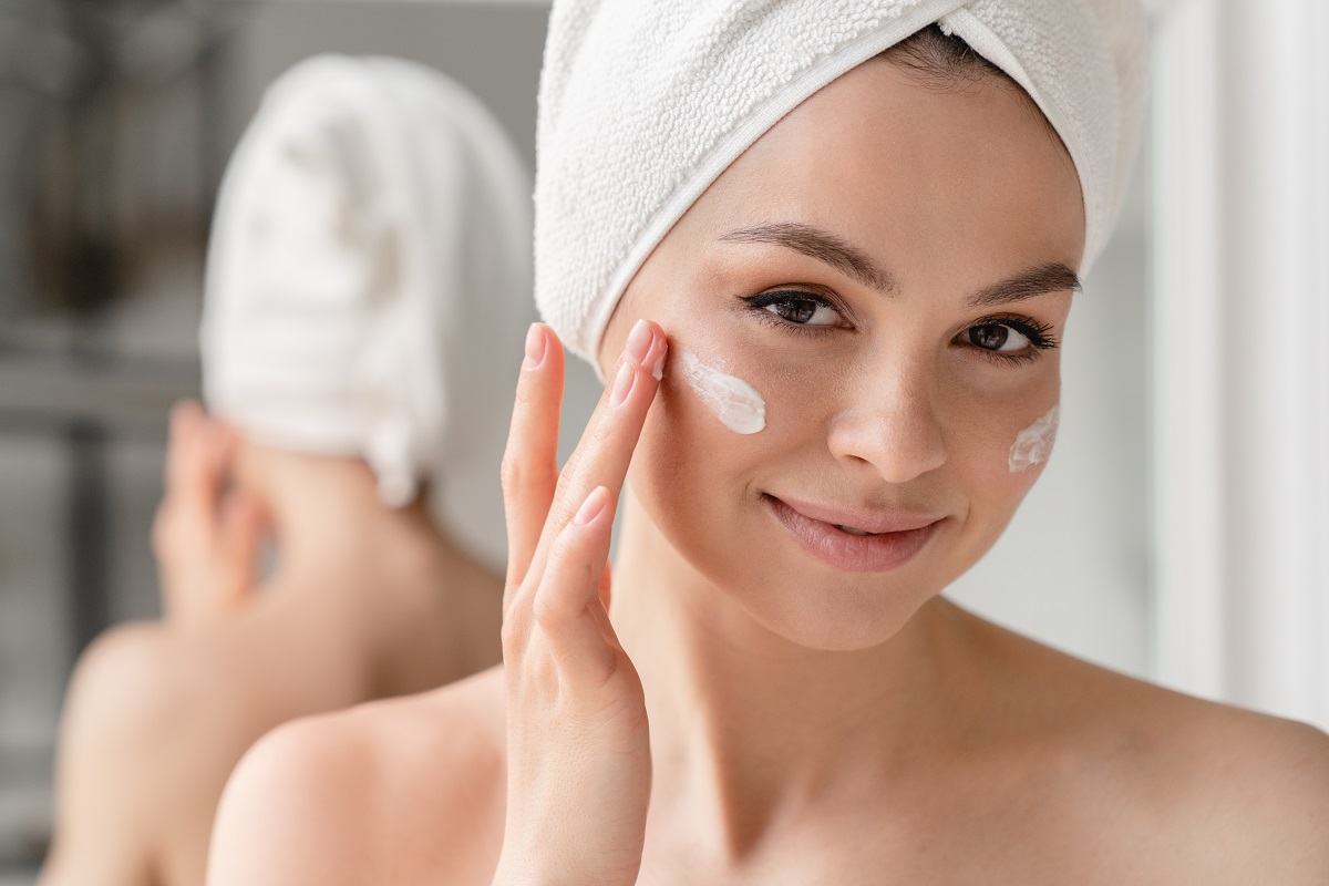 Da mụn có nên cạo lông mặt không