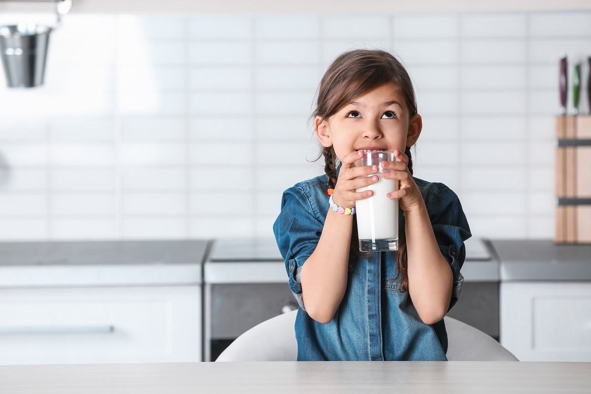 Trẻ uống sữa trước khi đi ngủ