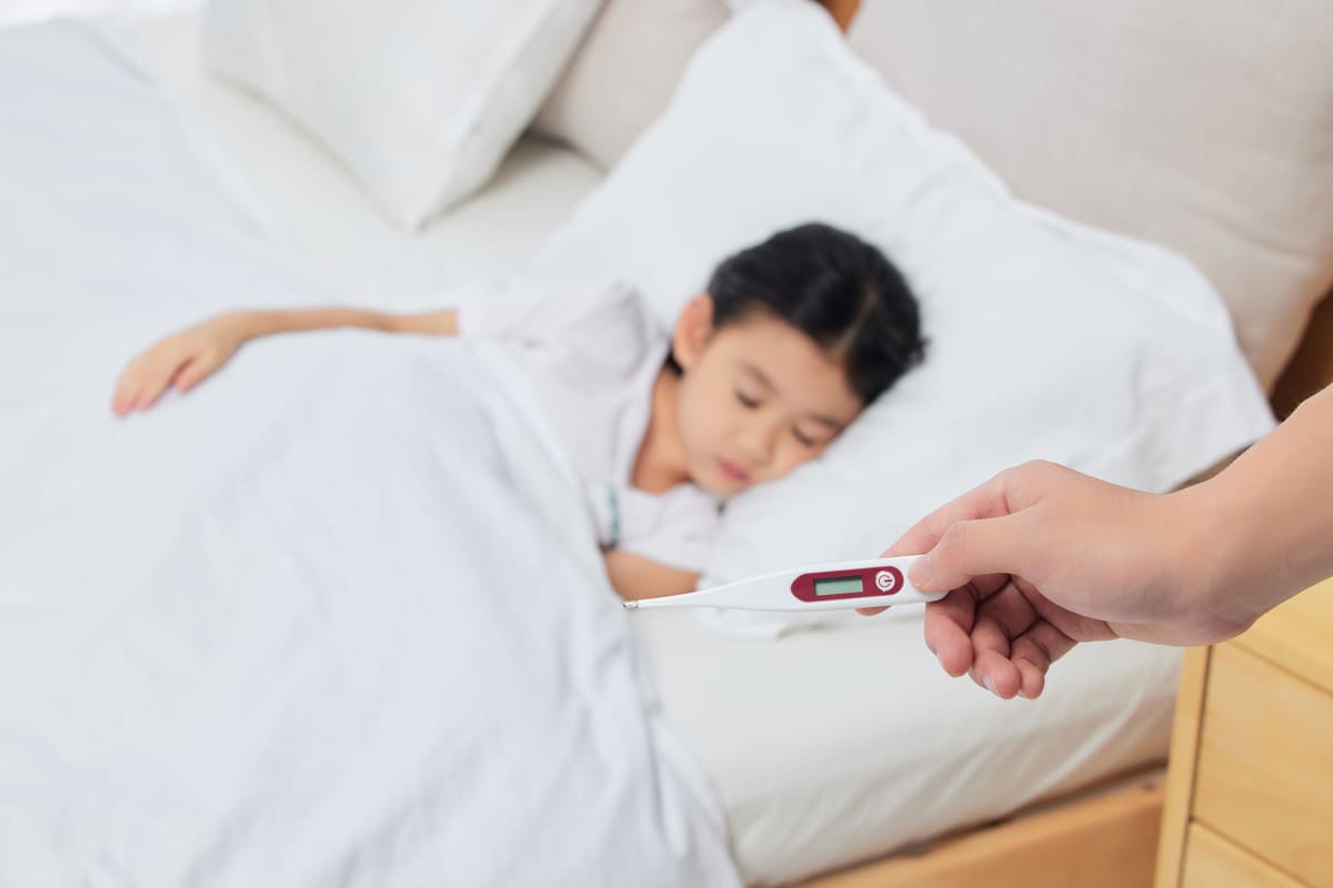 trẻ bị sốt siêu vi