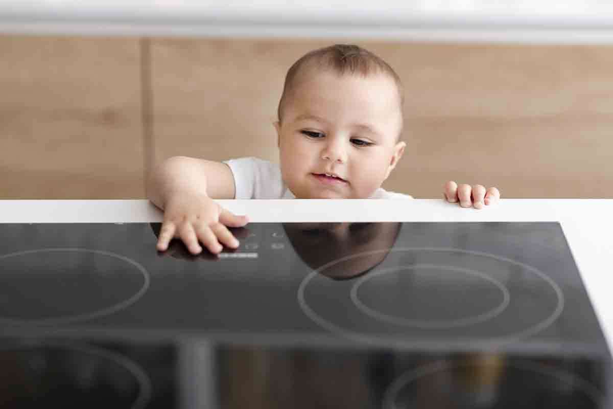 bé bị bỏng phải làm sao