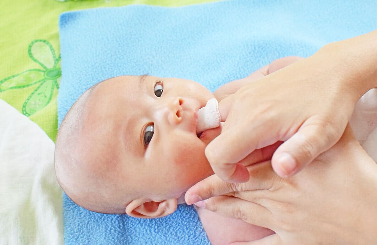 Cách làm sạch lưỡi bị trắng cho trẻ sơ sinh Cách làm sạch lưỡi bị trắng cho trẻ sơ sinh