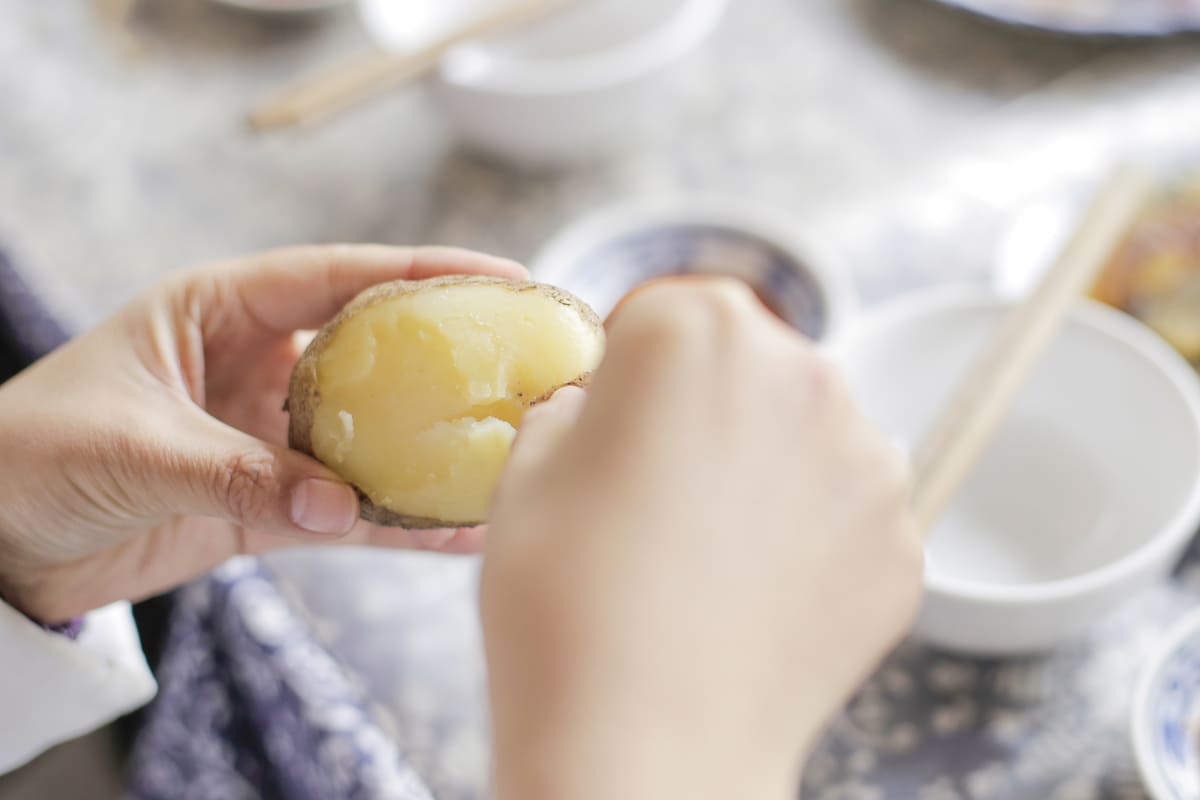 tẩy quần áo bằng khoai tây cách tẩy sạch vết bẩn trên quần áo màu