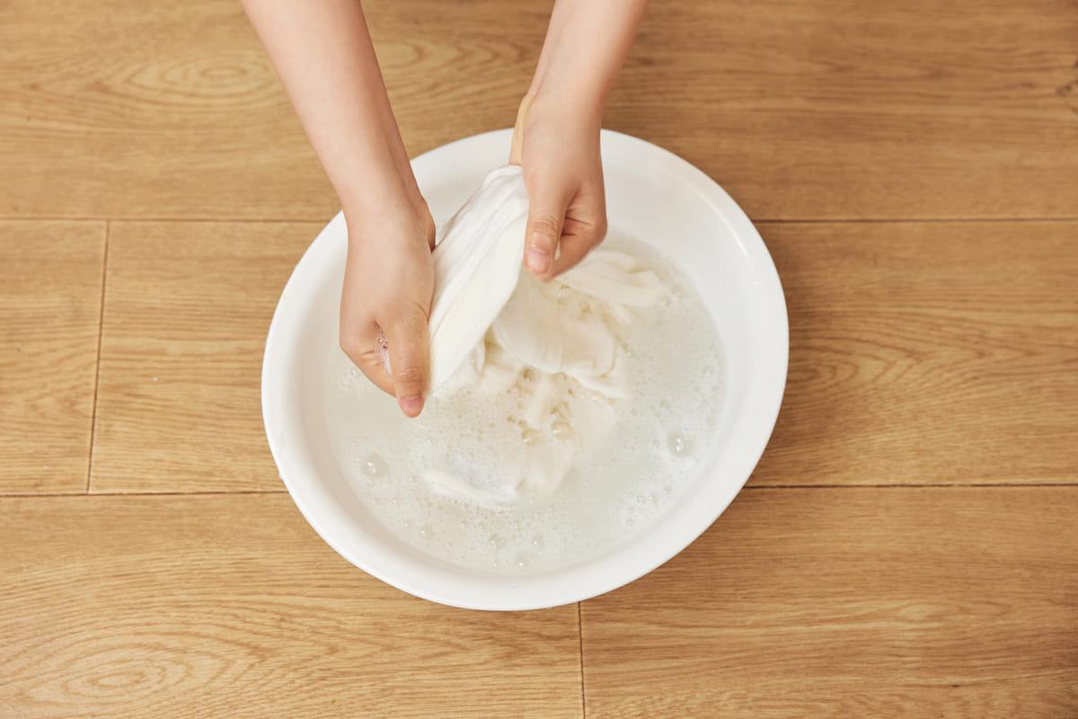Oxy già cách tẩy vết bẩn khó giặt trên quần áo