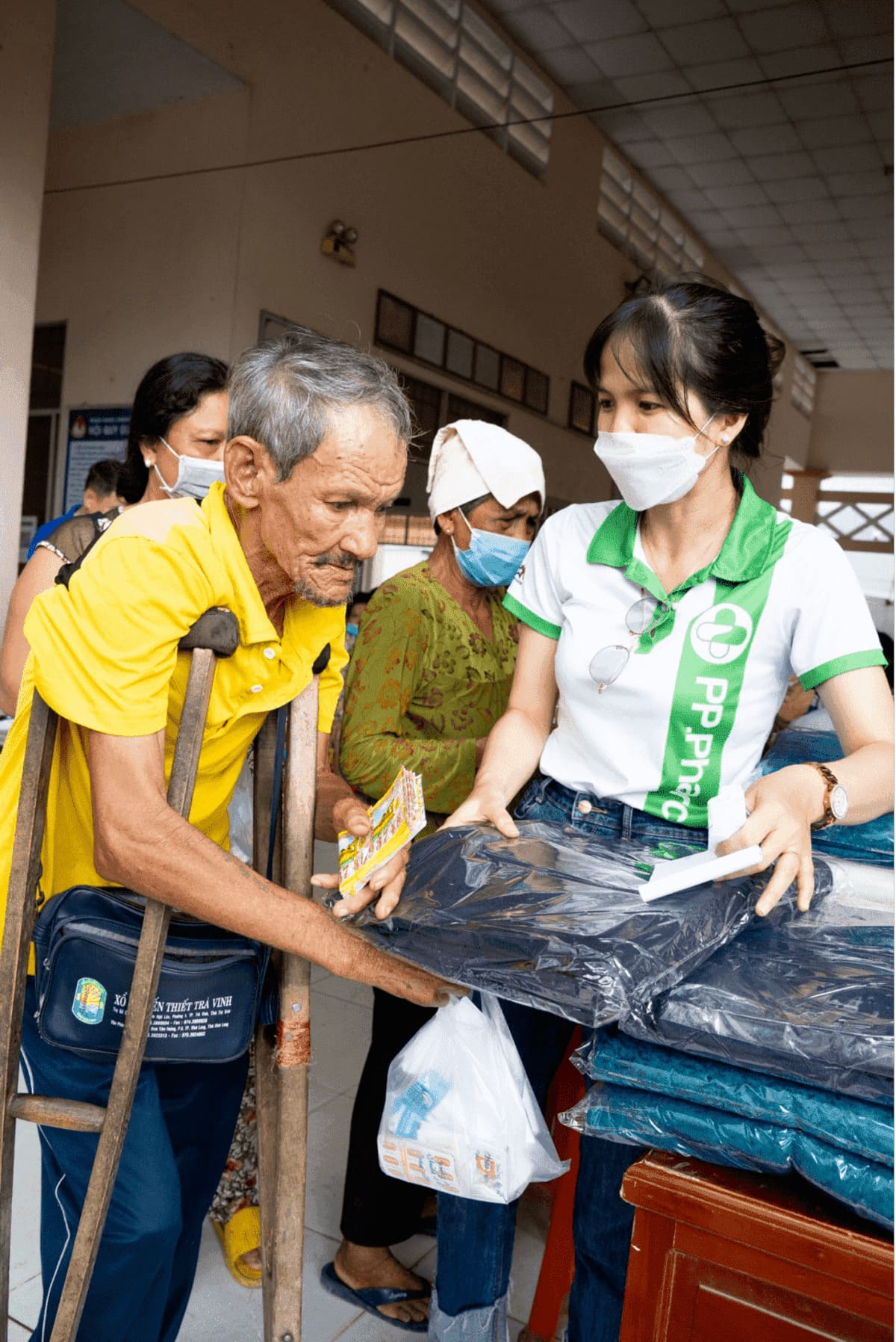Công ty CP Dược phẩm Phong Phú khám bệnh và tặng quà cho người dân Trà Vinh 20 Công ty CP Dược phẩm Phong Phú khám bệnh và tặng quà cho người dân Trà Vinh 10