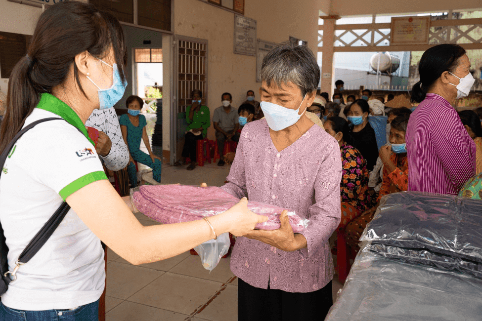 Công ty CP Dược phẩm Phong Phú khám bệnh và tặng quà cho người dân Trà Vinh 18 Công ty CP Dược phẩm Phong Phú khám bệnh và tặng quà cho người dân Trà Vinh 8