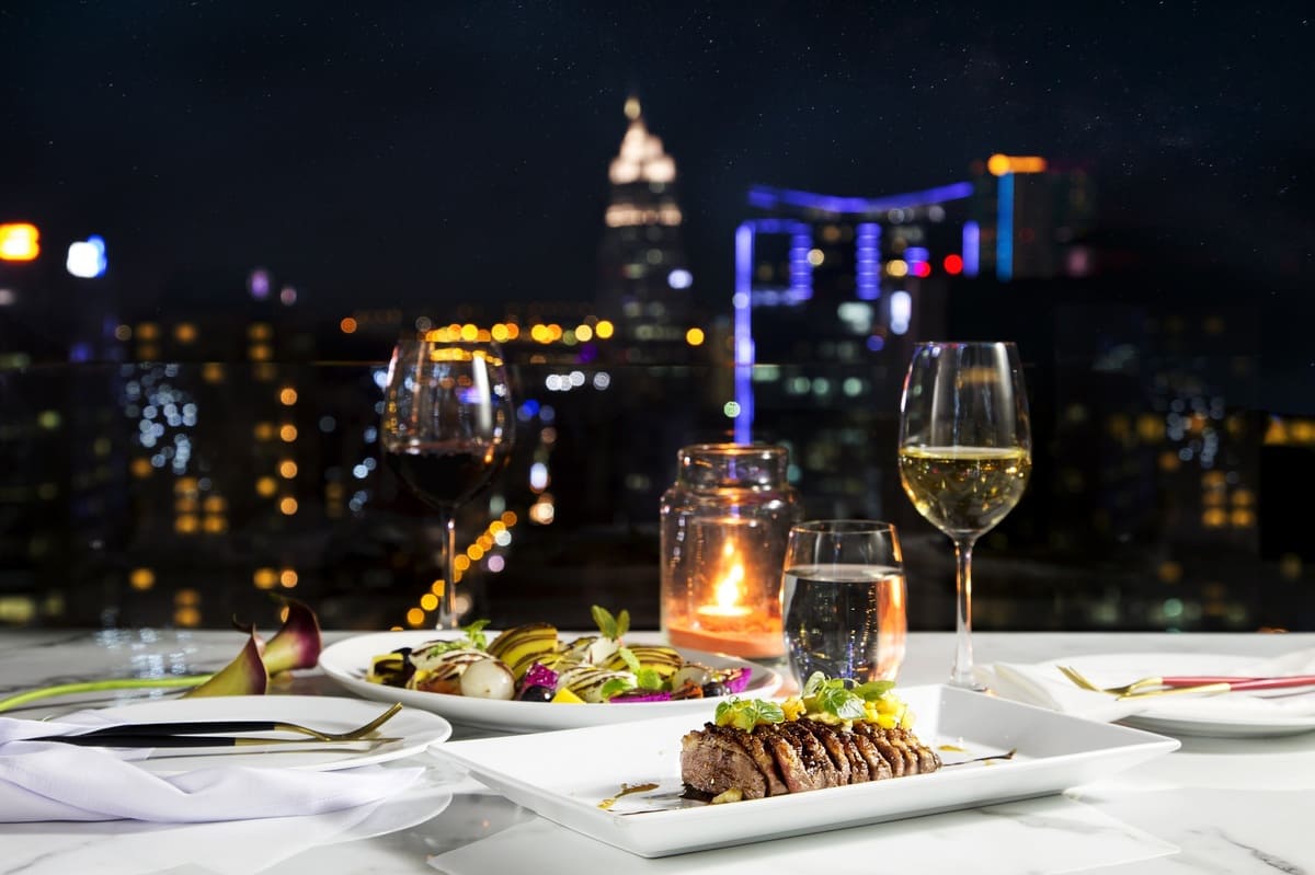 Top 11 nhà hàng lãng mạn, riêng tư cho cặp đôi tại TP.HCM 41 Shri Restaurant & Lounge