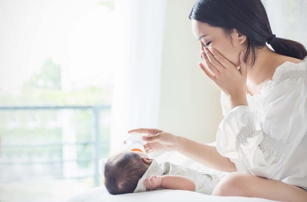 Sau sinh khóc nhiều có sao không