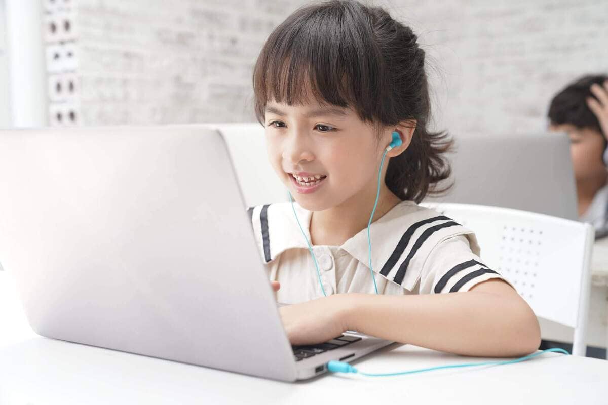 Tác hại của công nghệ đối với sức khỏe của trẻ và cách bảo vệ con 41 cho trẻ dùng máy tính